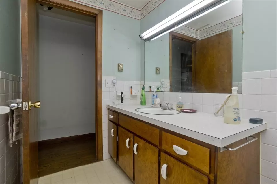 Bath - 42 Massasoit Ave, West Springfield, MA 01089 photo 2 of 2
