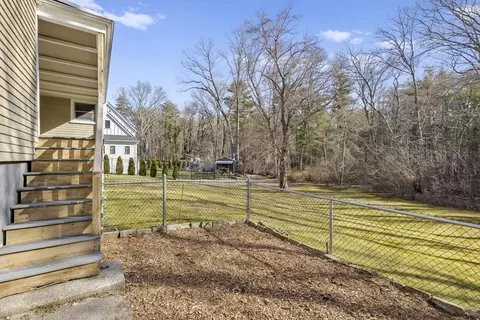 Exterior - 7 Pioneer Rd, Hingham, MA 02043 photo 4 of 7