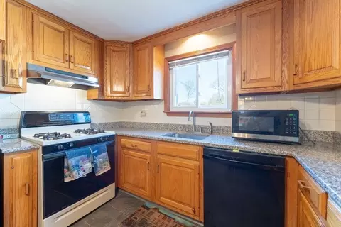 Kitchen - 425 Sherman St, Canton, MA 02021 photo 2 of 3