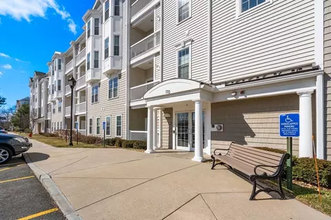 170 Clocktower Dr #401, Waltham, MA 02452
