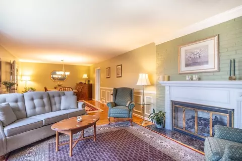 Living - 76 Ridgeway Cir, Springfield, MA 01118 photo 2 of 4