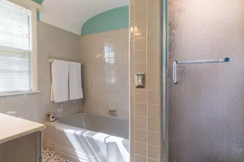 Bath - 76 Ridgeway Cir, Springfield, MA 01118 photo 3 of 3