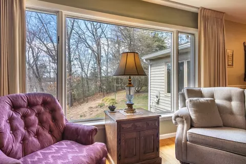 Living - 76 Ridgeway Cir, Springfield, MA 01118 photo 3 of 4