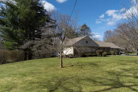 Exterior - 76 Ridgeway Cir, Springfield, MA 01118 photo 3 of 5