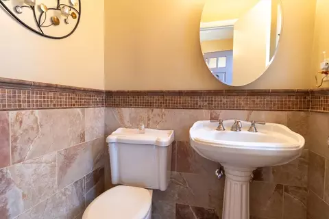 Bath - 76 Ridgeway Cir, Springfield, MA 01118 photo 1 of 3