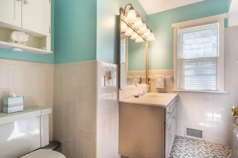 Bath - 76 Ridgeway Cir, Springfield, MA 01118 photo 2 of 3