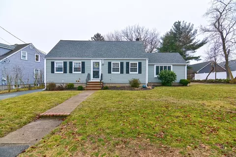 62 Newcastle Rd, Peabody, MA 01960