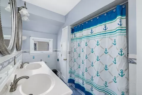 Bath - 528 Whipple St, Fall River, MA 02724 photo 1 of 1