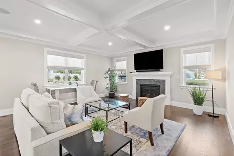 Living - 460 Pearl St, Reading, MA 01867 photo 3 of 5