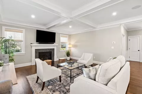 Living - 460 Pearl St, Reading, MA 01867 photo 4 of 5