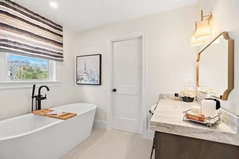 Bath - 460 Pearl St, Reading, MA 01867 photo 5 of 7
