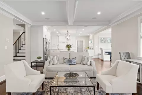 Living - 460 Pearl St, Reading, MA 01867 photo 2 of 5