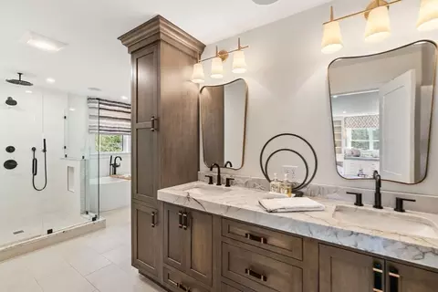 Bath - 460 Pearl St, Reading, MA 01867 photo 4 of 7