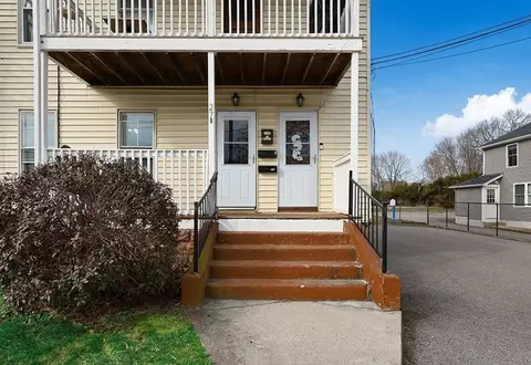 27 Worsted St #1B, Franklin, MA 02038