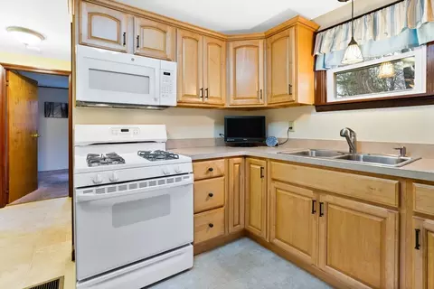 37 Ruthven St, Springfield, MA 01128 photo 4