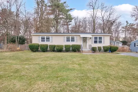 37 Ruthven St, Springfield, MA 01128