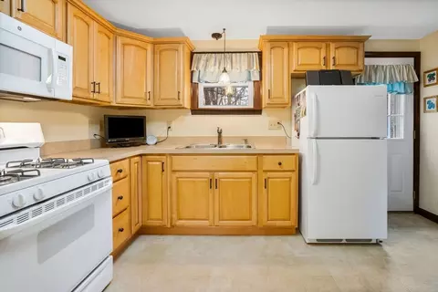 37 Ruthven St, Springfield, MA 01128 photo 3
