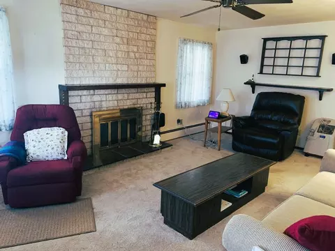 Living - 196 Pondview Dr, Chicopee, MA 01020 photo 2 of 3