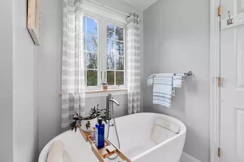 Bath - 11 Stuart Rd, Sterling, MA 01564 photo 3 of 6