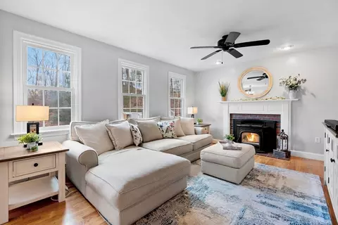 Living - 11 Stuart Rd, Sterling, MA 01564 photo 3 of 4