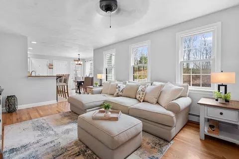 Living - 11 Stuart Rd, Sterling, MA 01564 photo 2 of 4
