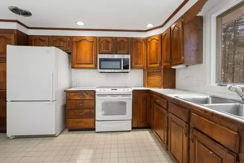 Kitchen - 31 Circle Dr, Weston, MA 02493 photo 1 of 2