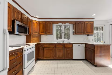 Kitchen - 31 Circle Dr, Weston, MA 02493 photo 2 of 2