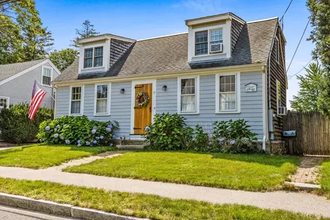 17 Pleasant St, Hingham, MA 02043