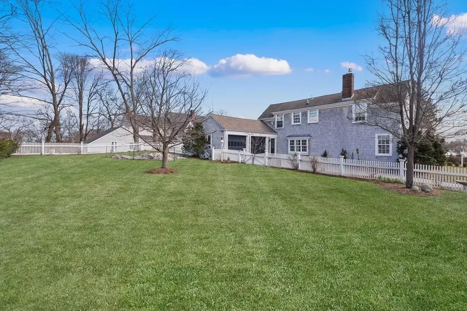 Exterior - 65 Cottage St, Hingham, MA 02043 photo 6 of 7