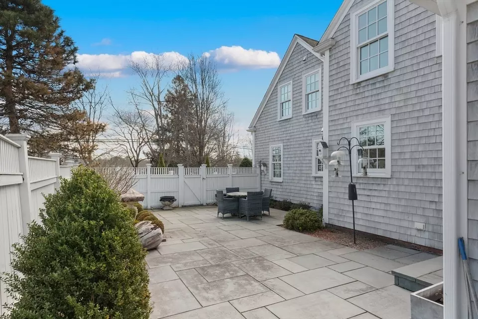 Exterior - 65 Cottage St, Hingham, MA 02043 photo 5 of 7