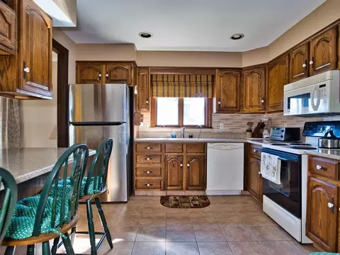 453 Montgomery St, Fall River, MA 02720 photo 9