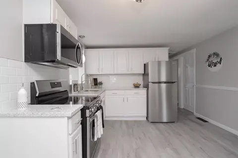 22 Regal St, Springfield, MA 01118 photo 5
