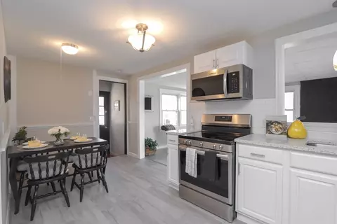 22 Regal St, Springfield, MA 01118 photo 8