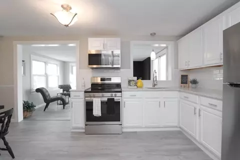 22 Regal St, Springfield, MA 01118 photo 2