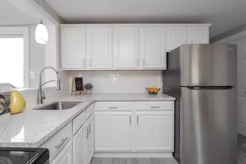 22 Regal St, Springfield, MA 01118 photo 3
