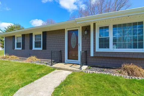 221 Smoke Rise Cir, Swansea, MA 02777