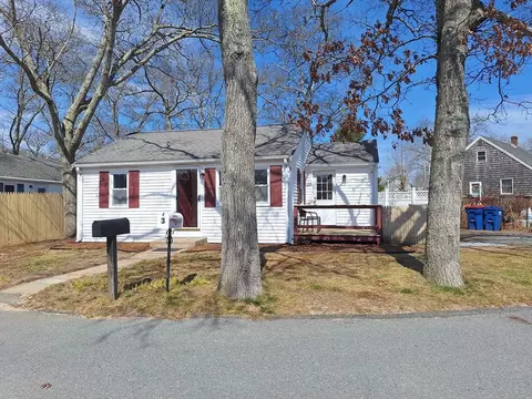 3 Aztec Dr, Wareham, MA 02532