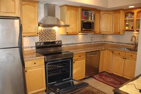 17 Chapel Hill Dr #4, Plymouth, MA 02360