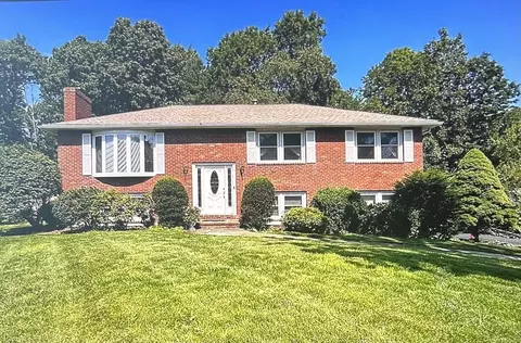 4 Heather St, Burlington, MA 01803