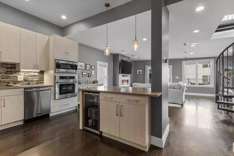 724 E Second St #3, Boston, MA 02127