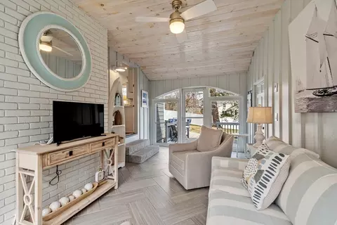 Living - 11 Greenleaf Dr, Danvers, MA 01923 photo 5 of 7