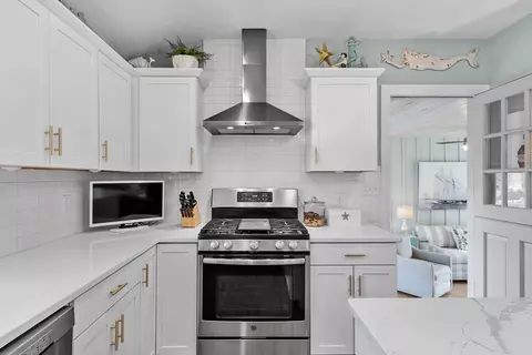Kitchen - 11 Greenleaf Dr, Danvers, MA 01923 photo 3 of 5