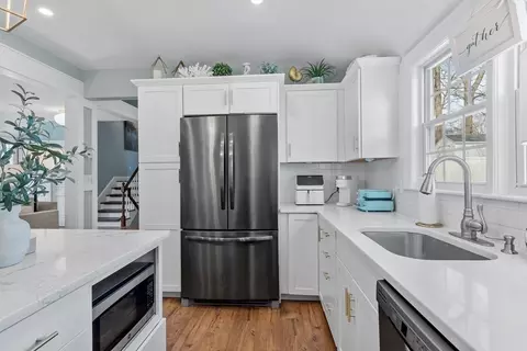 Kitchen - 11 Greenleaf Dr, Danvers, MA 01923 photo 2 of 5