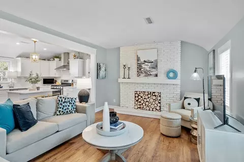 Living - 11 Greenleaf Dr, Danvers, MA 01923 photo 4 of 7