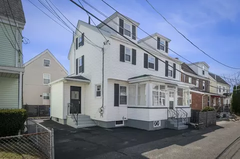 14 Quirk Ct, Newton, MA 02458