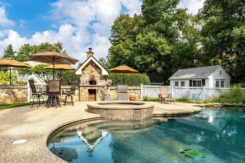 2 Savin St, Burlington, MA 01803