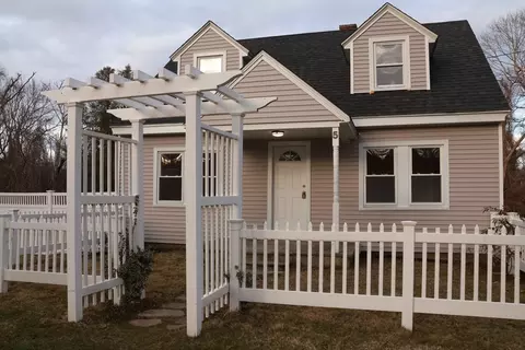 5 W Falmouth Hwy, Falmouth, MA 02540