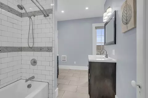Bath - 116 High St, Gardner, MA 01440 photo 2 of 4