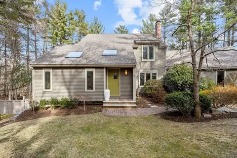 15 Mowry St, Mendon, MA 01756