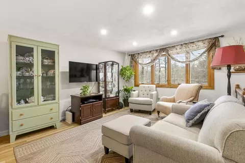 Living - 109 Wallace Hill Rd, Townsend, MA 01469 photo 4 of 5